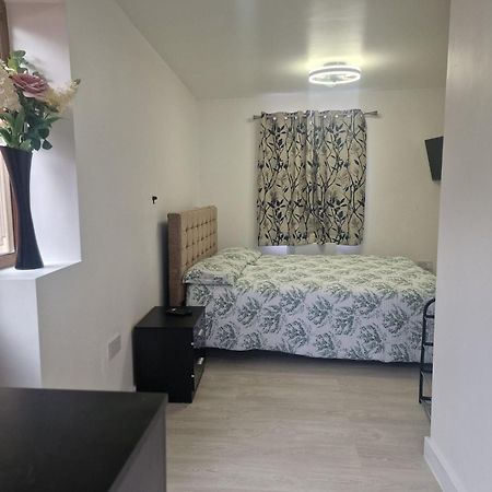 Studio Flat On Straight Road, Harold Hill, Havering Exterior foto