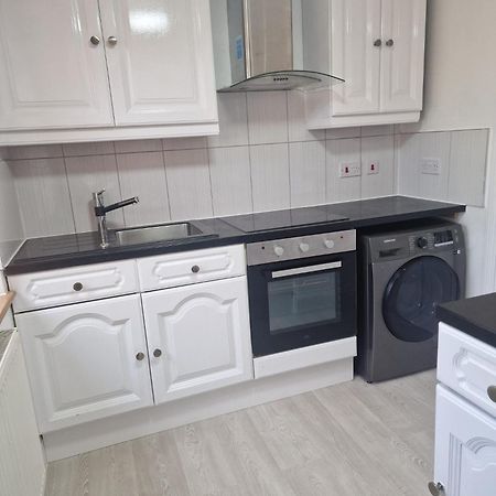 Studio Flat On Straight Road, Harold Hill, Havering Exterior foto