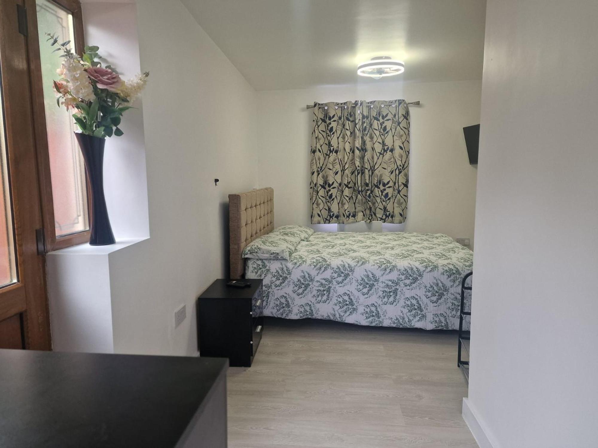 Studio Flat On Straight Road, Harold Hill, Havering Exterior foto