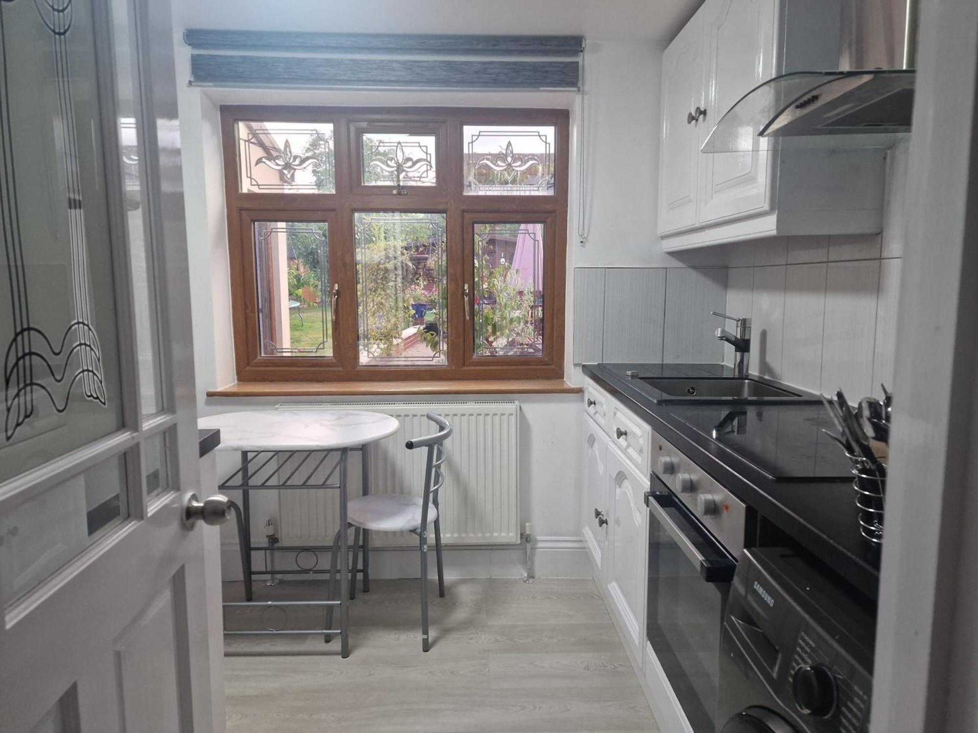 Studio Flat On Straight Road, Harold Hill, Havering Exterior foto